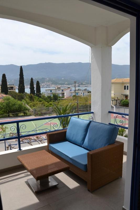 Valente Perlia Rooms Poros Town Bagian luar foto